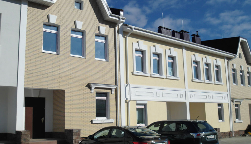 Вход с улицы и два машиноместа