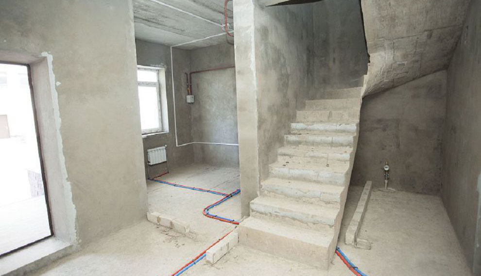 Первый этаж и монолитная лестница