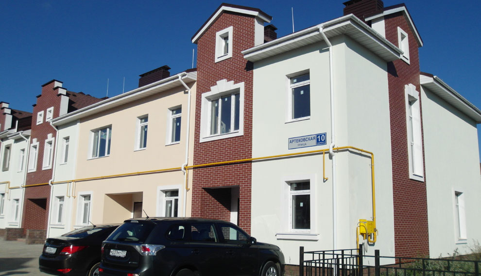 Вход с улицы и два машиноместа