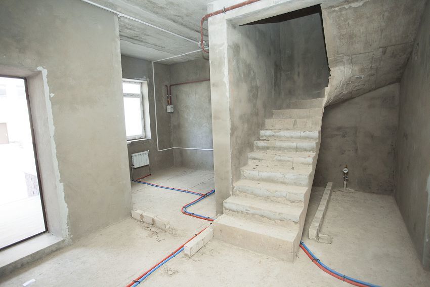 Первый этаж и монолитная лестница